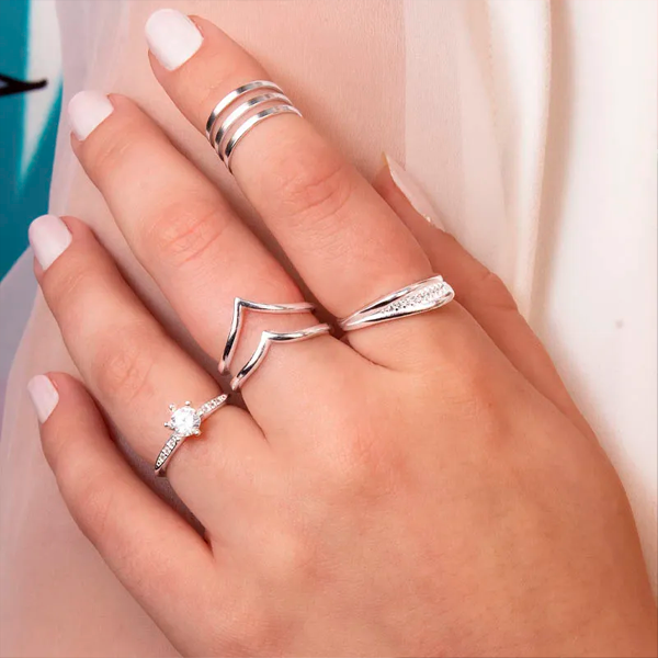 Mix de anéis: anel de falange, anel aro duplo, anel solitário e anel com zircônias