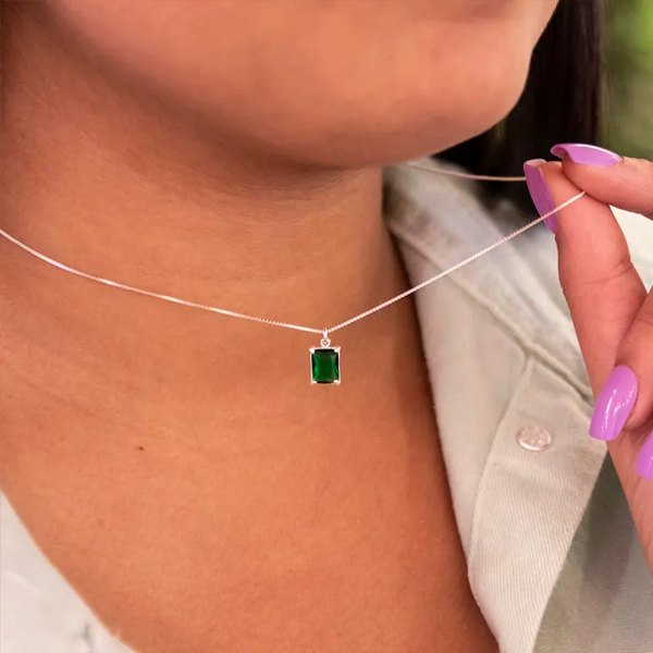 Os colares com pingentes pequenos são joias delicadas e perfeitas para iluminar o seu dia a dia.