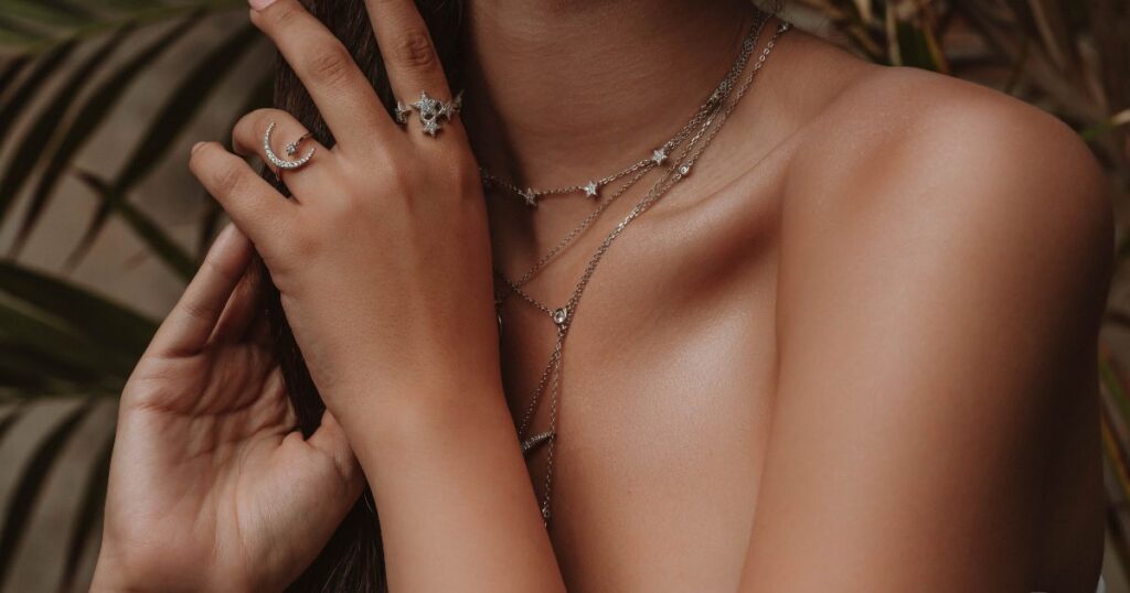 Joias de prata com design geométrico